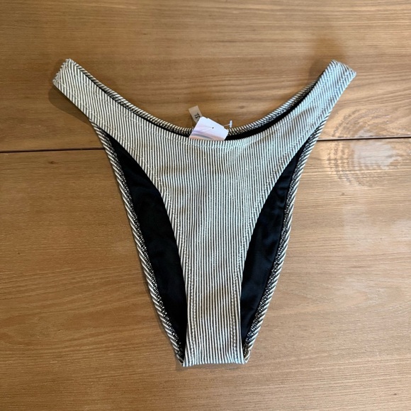 NWT Forever 21‎ Ribbed Bikini Bottom Size Large - Picture 1 of 3